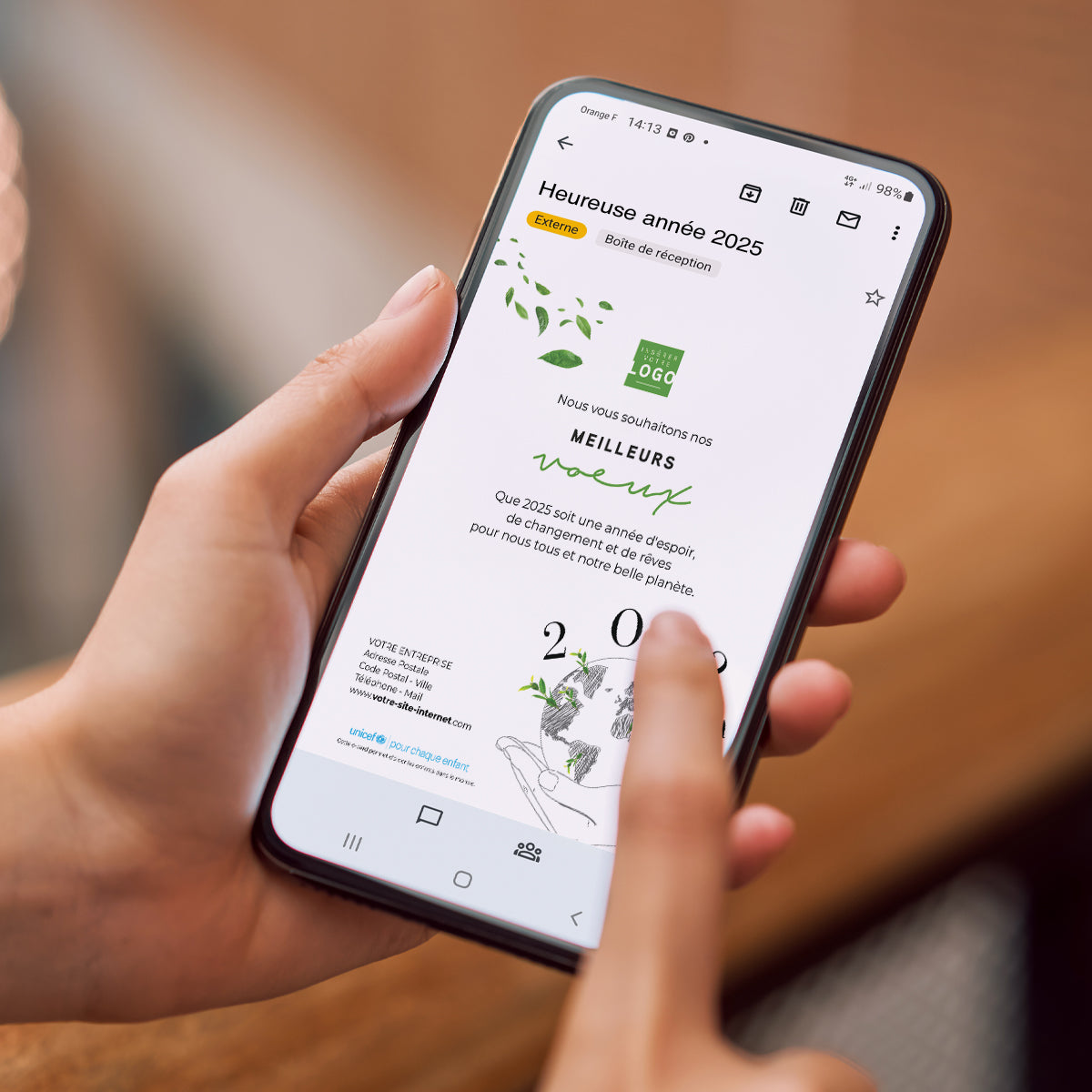 La planète dans nos mains | Vœux professionnels • Carte virtuelle photo N° 2