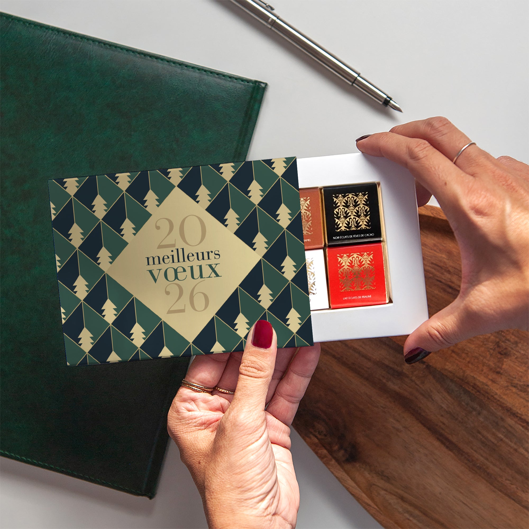 Un Noël authentique | Vœux professionnels • Carte chocolats • Maxim's de Paris photo N° 2