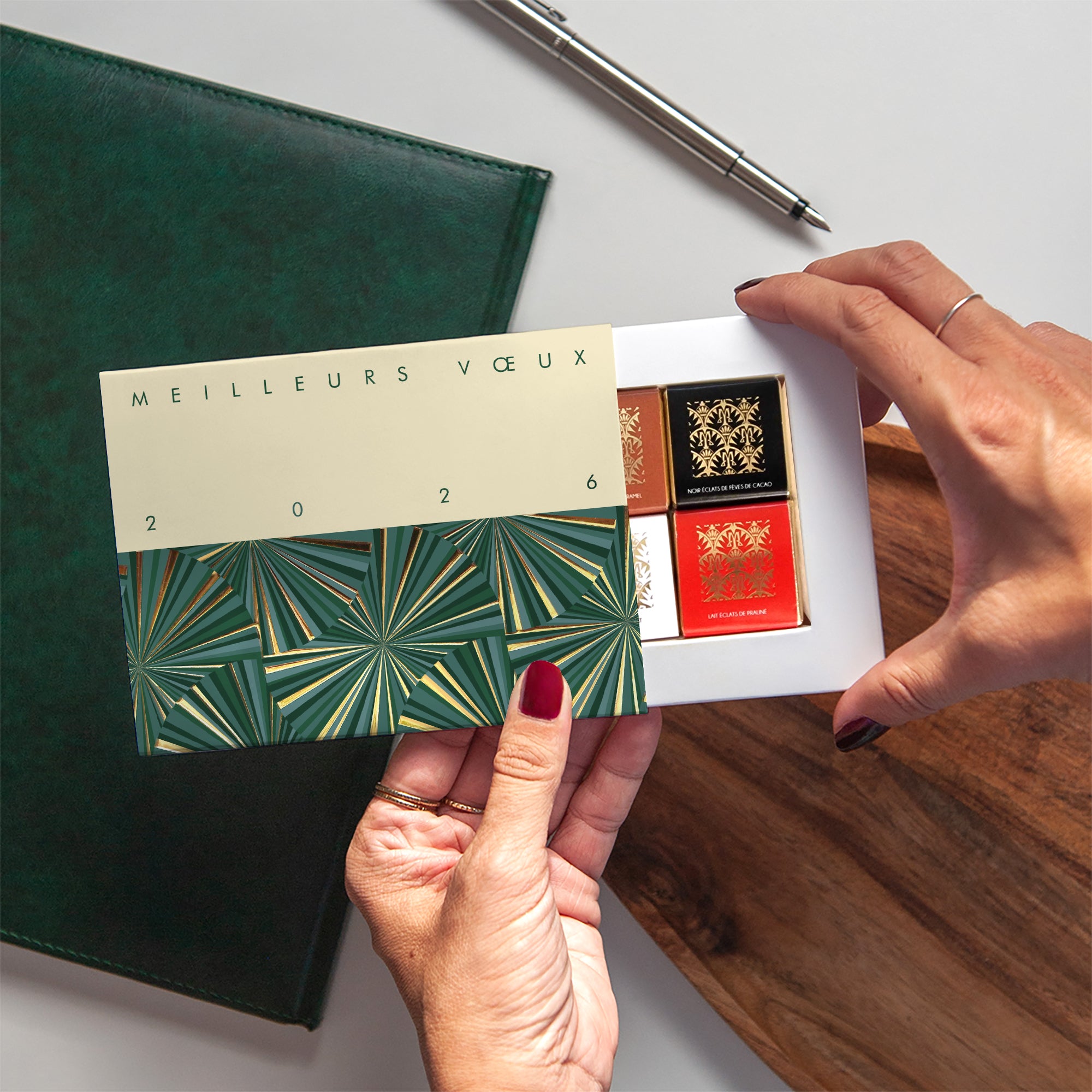 Rouages vert & or | Vœux professionnels • Carte chocolats • Maxim's de Paris photo N° 2